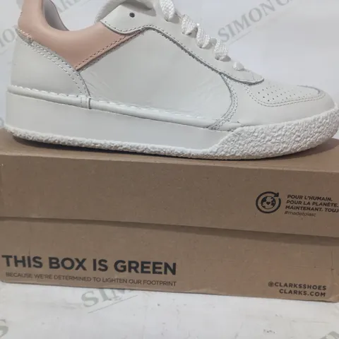 BOXED PAIR OF CLARKS CRAFTCUP RUN TRAINERS IN WHITE/BLUSH UK SIZE 5