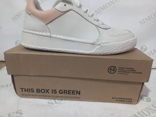 BOXED PAIR OF CLARKS CRAFTCUP RUN TRAINERS IN WHITE/BLUSH UK SIZE 5