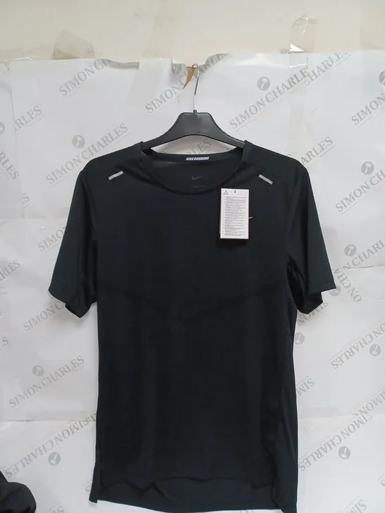 SMALL BLACK NIKE RUNNING T-SHIRT 