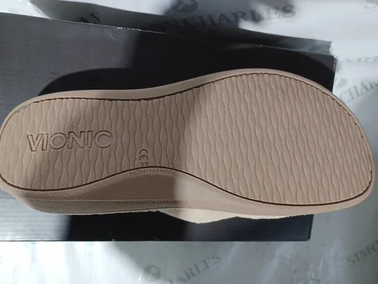 VIONIC VELCRO SIZE 7 BEIGE SLIPPERS 