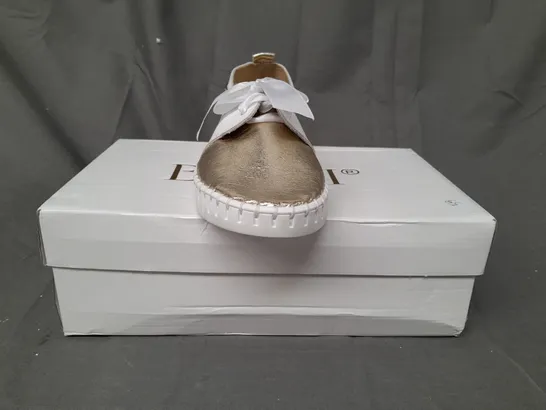 BOXED PAIR OF BOOCI SHOES IN WHITE/METALLIC GOLD EU SIZE 38