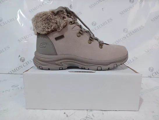 BOXED PAIR OF SKECHERS TREGO LACE UP FAUX FUR CUFF WATERPROOF BOOT TAUPE - SIZE 6