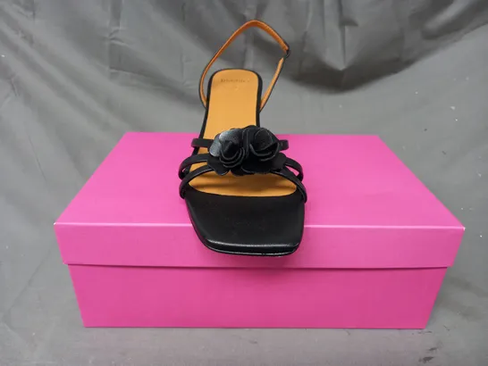 BOXED PAIR OF BOBBIES JUNY BREEZE OPEN TOE MID HEEL SHOES IN BLACK EU SIZE 39