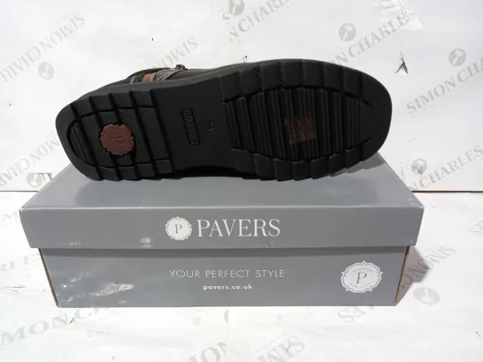 BOXED PAIR OF PAVERS LEATHER BOOTS IN BLACK UK SIZE 11