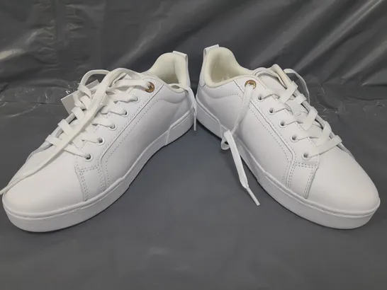 BOXED PAIR OF TOMMY HILFIGER BAR COURT SHOES IN WHITE SIZE 5