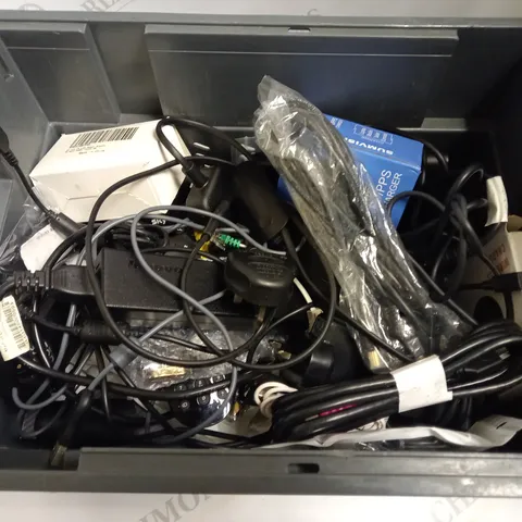 BOX OF APPROX 10 ASSORTED ITEMS INCLUDING VARIOUS POWER LEADS