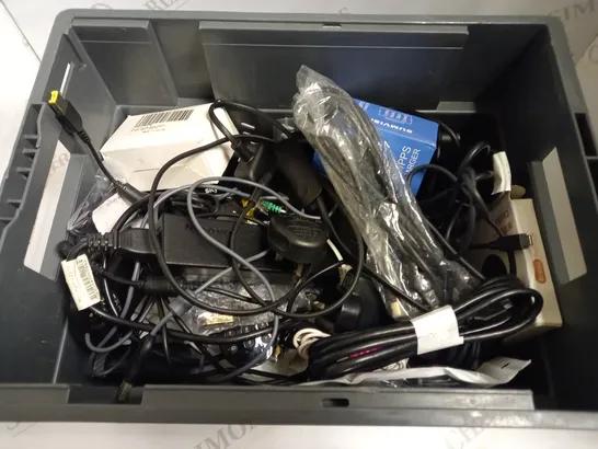 BOX OF APPROX 10 ASSORTED ITEMS INCLUDING VARIOUS POWER LEADS