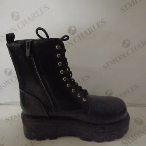 PAIR OF KOI WOMEN'S CHUNKY BOOTS BLACK SIZE 6