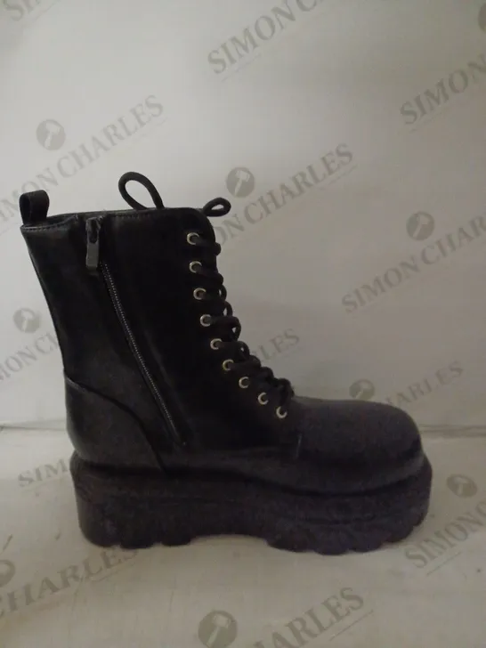 PAIR OF KOI WOMEN'S CHUNKY BOOTS BLACK SIZE 6