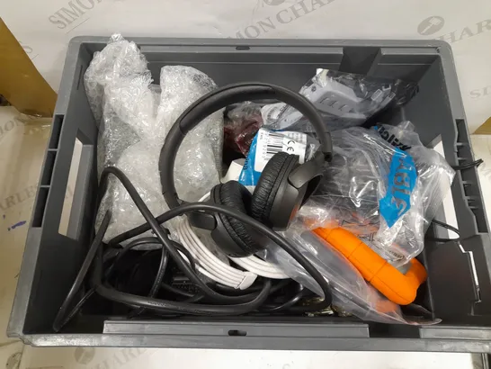 BOX OF APPROXIMATELY 15 CABLES AND ELETRICALS TO INCLUDE JBL T500 HEADPHONES, LED STRIP LIGHTS CONTRL, HDMI10 CABLE, ETC