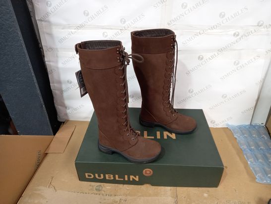 BOXED PAIR OF DUBLIN BOOTS SIZE 6