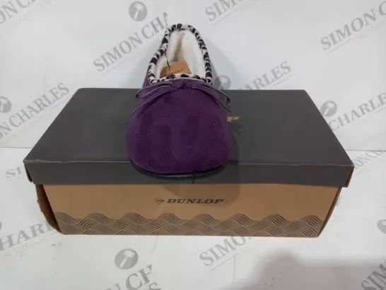 BOXED PAIR OF DUNLOP SLIPPERS IN PURPLE UK SIZE 4