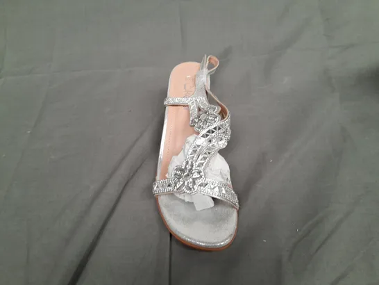 BOXED PAIR OF KELSI SILVER OPEN TOE BLOCK HEEL SIZE 6