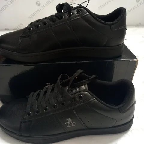 BOXED PAIR OF PENGUIN STEADMAN BLACK MONO TRAINERS - 10