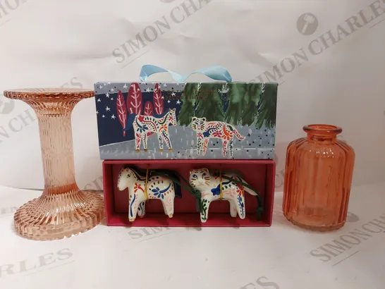 BOX OF 4 OLIVER BONAS DECORATIVE ITEMS