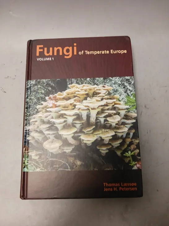 FUNGI OF TEMPERATE EUROPE VOLUME 1