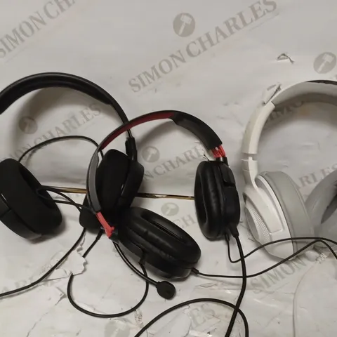 LOT OF APPROXIMATELY 20 LOOSE GAMING HEADSETS OF VARYING MODELS AND MAKES SUCH AS TURTLE BEACH, STEELSERIES, RAZER, ETC