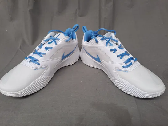 BOXED PAIR OF NIKE AIR ZOOM HYPERSPACE 3 SHOES IN WHITE/BLUE UK SIZE 7