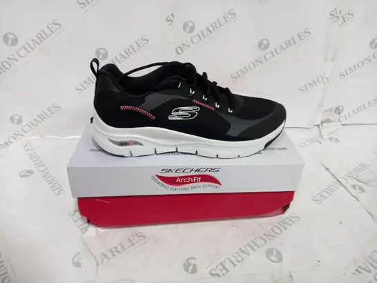 BOXED SKECHERS VEGAN ARCH FIT TRAINERS SIZE 7