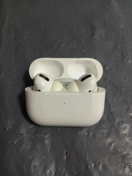 PAIR OF APPLE AIRPODS PRO IN WHITE