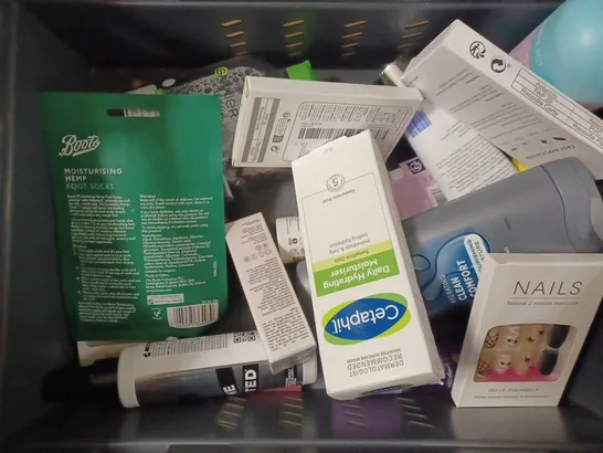 BOX OF APPROXIMATELY 20 ASSORTED COSMETIC PRODUCTS TO INCLUDE CALVIN KLEIN, MIELLE, CETAPHIL, ETC