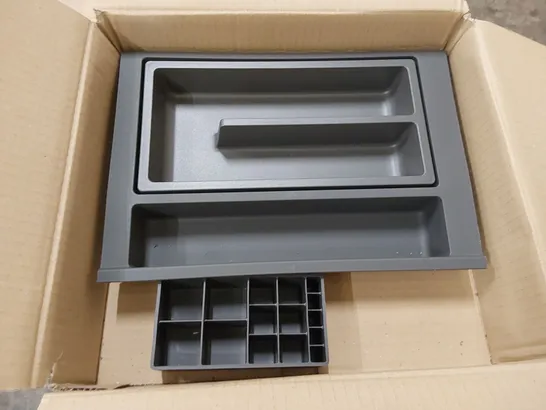 PALLET OF APPROXIMATELY 70x BATHSTORE HOUSE BEAUTIFUL 600MM PLASTIC DRAWER INSERTS 