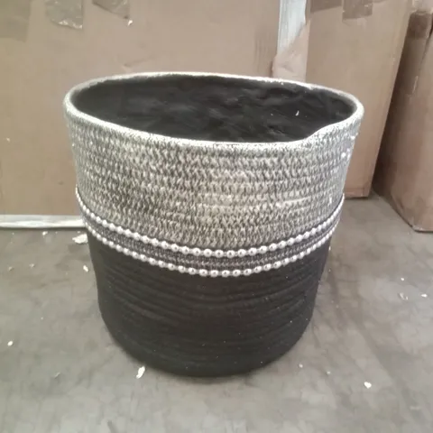 BOXED BASKET EFFECT PLANTER 