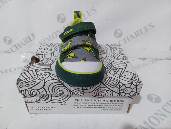 BOXED PAIR OF CLARKS FOXING LO T INFANT SHOES IN GREY/GREEN UK SIZE 5