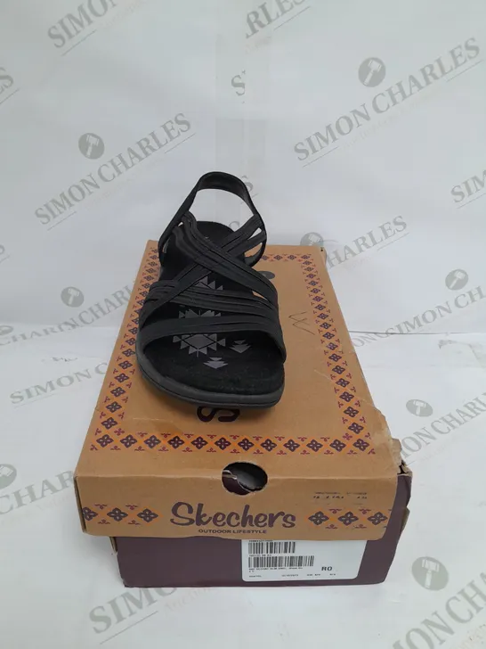 BOXED PAIR OF SKECHERS REGGAE SLIM SIMPLY STRETCH BLACK SANDALS - SIZE 5