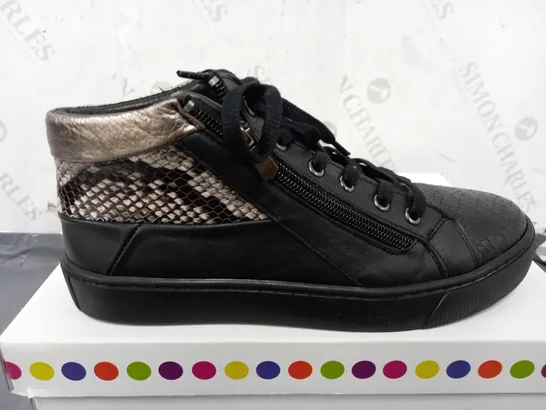 BOXED ADESSO SCALE EFFECT SIDE ZIO LAXE UP SHOES IN BLACK - SIZE 39