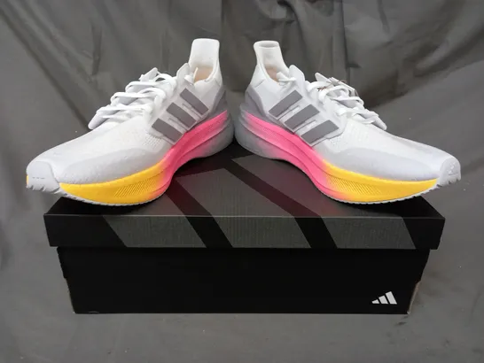 BOXED PAIR OF ADIDAS ULTRABOOST 5 SHOES IN WHITE/MULTICOLOUR UK SIZE 11.5