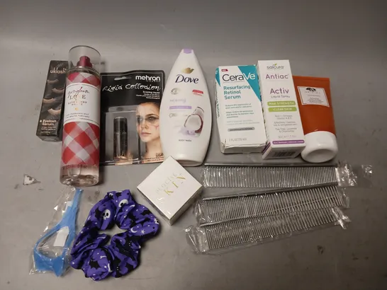 BOX OF APPROXIMATELY 15 COSMETIC ITEMS TO INCLUDE DOVE BODY WASH, WEIGHTED HAIR COMB, ORIGINS SCRUB, AND CERA VE SERUM ETC. 