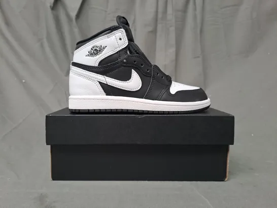 BOXED PAIR OF NIKE JORDAN 1 RETRO HIGH KIDS SHOES IN BLACK/WHITE UK SIZE 13.5