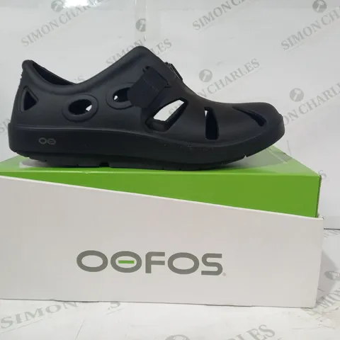 BOXED PAIR OF OOFOS UNISEX SHOES IN BLACK UK SIZE M12/W13