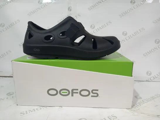 BOXED PAIR OF OOFOS UNISEX SHOES IN BLACK UK SIZE M12/W13