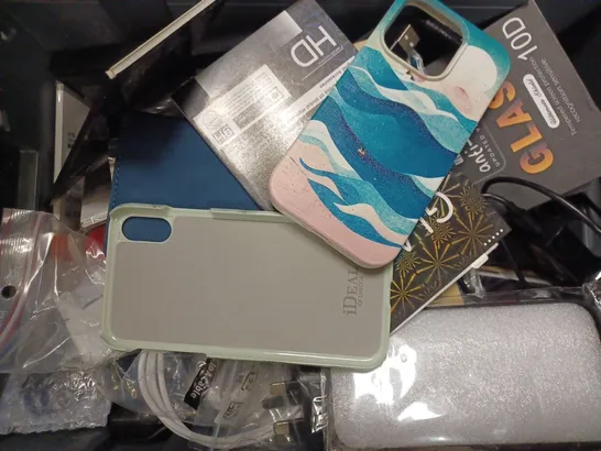 BOX OF APPROX 25 ASSORTED ITEMS TO INCLUDE - FOLUU SAMSUNG 5G CASE - IPHONE 14 SEA CASE - GOOGLE 30 W USB-C CHARGER ECT