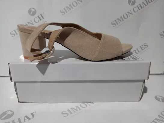 BOXED PAIR OF DESIGNER OPEN TOE LOW BLOCK HEEL SLINGBACK SANDALS IN BEIGE EU SIZE 41