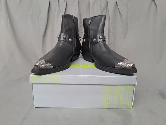 BOXED PAIR OF KOI SOUL RENDER COWBOY BOOTS IN BLACK/SILVER EFFECT UK SIZE 11