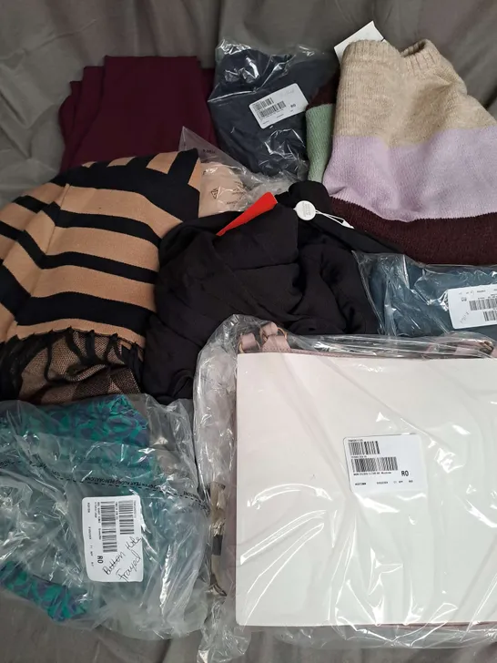 BOX OF APPROX 20 ASSORTED CLOTHING ITEMS TO INCLUDE - BAG, JUMPER, JUMPSUIT ETC