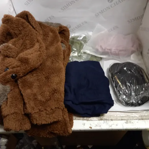 LOT OF APPROX 10 ASSORTED CLOTHES AND ACCESSORIES TO INCLUDE BEAR ONESIE, SMALL BAG, POLO SHIRT ETC