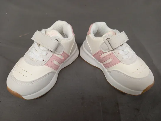 BOXED PAIR OF DESIGNER KIDS SHOES IN CREAM/PINK EU SIZE 23