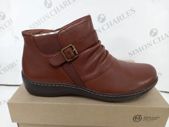 BOXED CLARKS CORA ROUCHED IN DARK TAN LEA IN UK 7 1/2