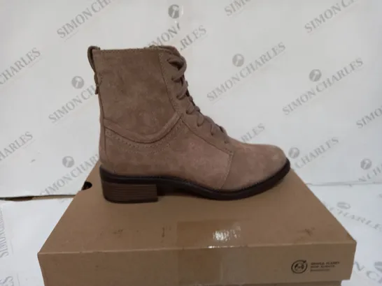 BOXED PAIR OF CLARKS BOOTS IN PEBBLE SUEDE - SIZE 6