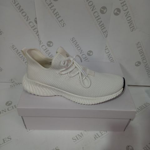 BOXED PAIR OF BE INSPIRED WHITE TRAINERS SIZE 11