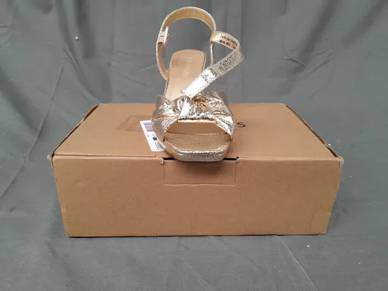 BOXED PAIR OF JD WILLIAMS OPEN TOE BLOCK HEEL SANDALS IN METALLIC GOLD UK SIZE 5