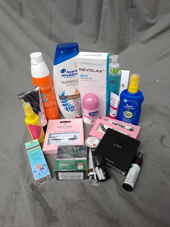 APPROXIMATELY 20 ASSORTED COSMETIC PRODUCTS TO INCLUDE EYLURE FALSE EYELASHES, ERBORIAN CC EYE CONTOUR CREAM, CHARLES WORTHINGTON LEAVE IN SUN PROTECT HAIR SPRAY ETC