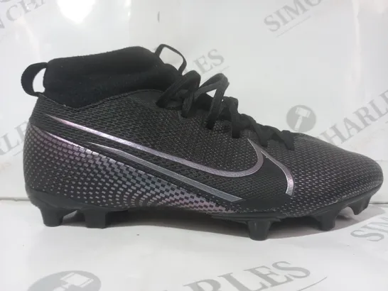 BOXED PAIR OF NIKE MERC FOOTBALL BOOTS IN BLACK/PEARLESCENT BLUE UK SIZE 3.5