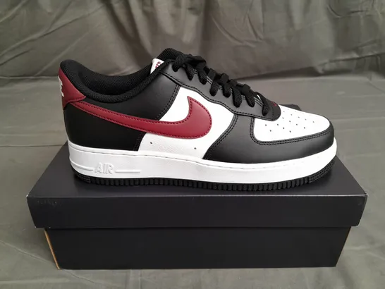 BOXE DPAIR OF NIKE AIR FORCE 1 '07 TRAINERS SIZE UK 9 