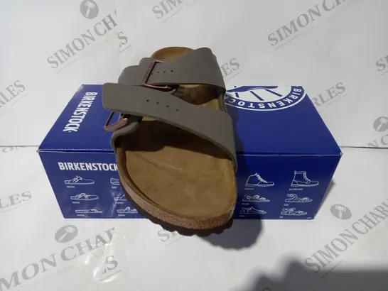 BOXED PAIR OF BIRKENSTOCK ARIZONA SANDALS IN STONE COLOUR UK SIZE 8