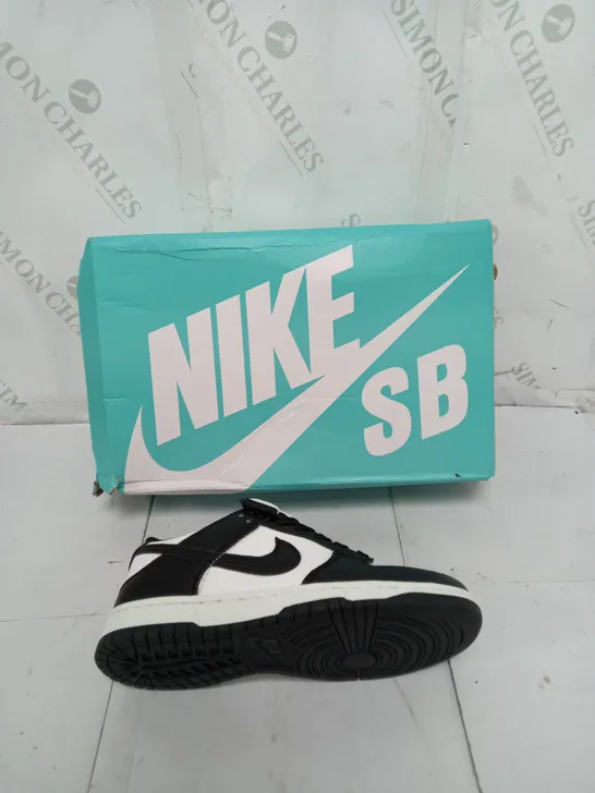 BOXED PAIR OF NIKE PANDA DUNKS LOW SIZE 36 